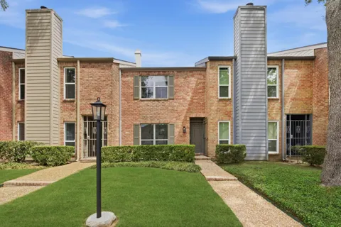 1011 Fountain View Drive