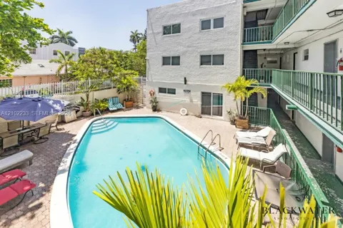 1777 Michigan Ave #207