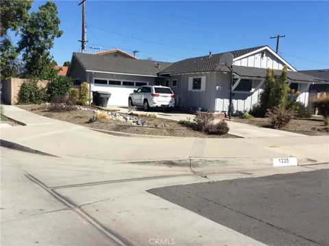 1225 E Balsam