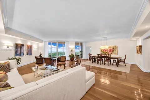60 Edgewater Dr #14E