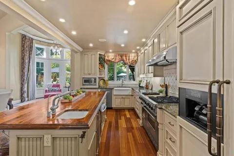 3813 Mountcliffe Court