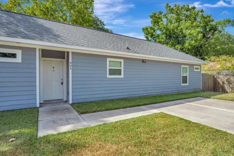 904 W Sealy #B