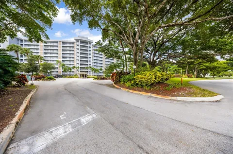 625 OAKS DRIVE #802