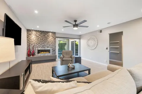 72590 Moonridge Lane