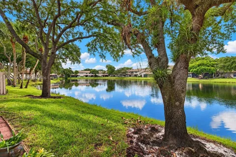9012 Vineyard Lake Dr