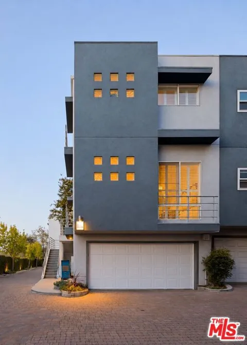 1098 Everett Place