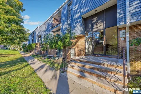 700 Schuyler D24