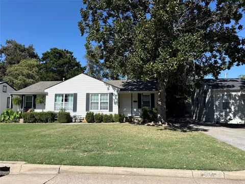 915 E 37th Place