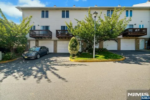 16 Westervelt Place