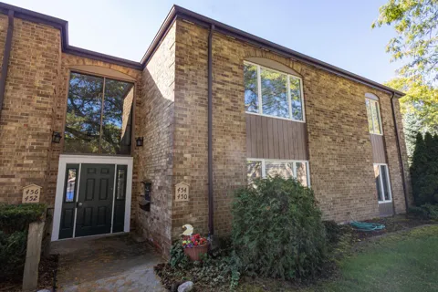 454 Barkwood Court NW