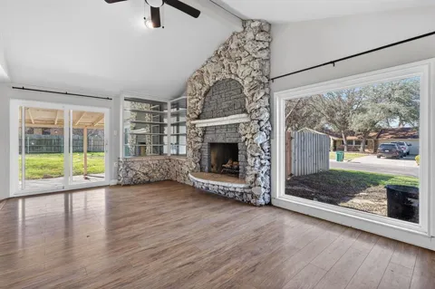 220 W Mockingbird Lane