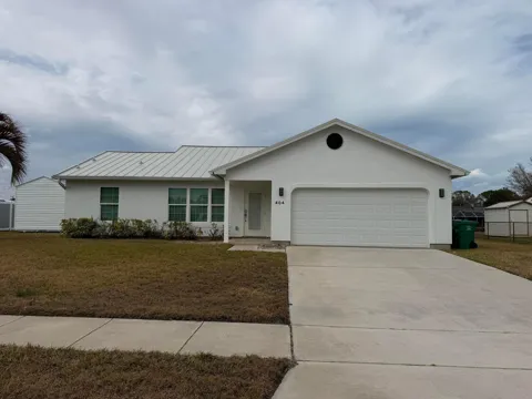 404 NE CAMELOT DRIVE