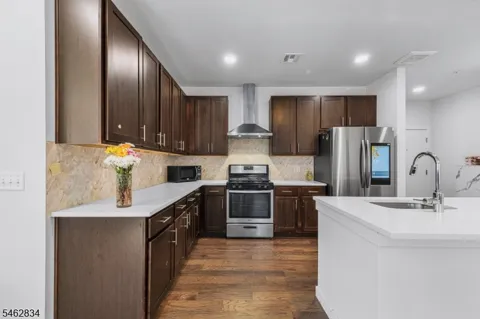 724 Lorhan Dr
