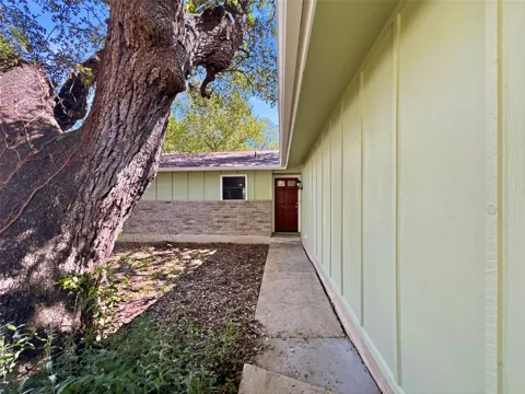 5201 Hedgewood Drive