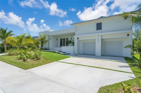 824 ROSE CT