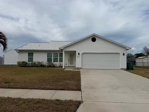 404 NE CAMELOT DRIVE