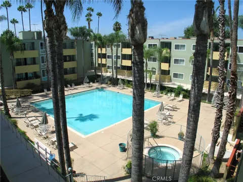 4915 Tyrone #221