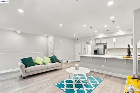 633 Clover Cir