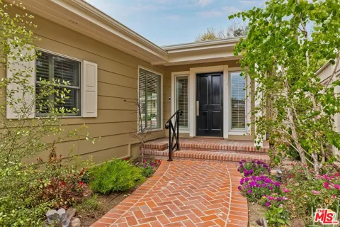 4211 W Toluca Lake Lane