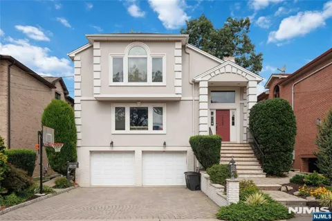 1235 Briar Way