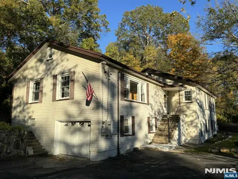 563 Lake Shore
