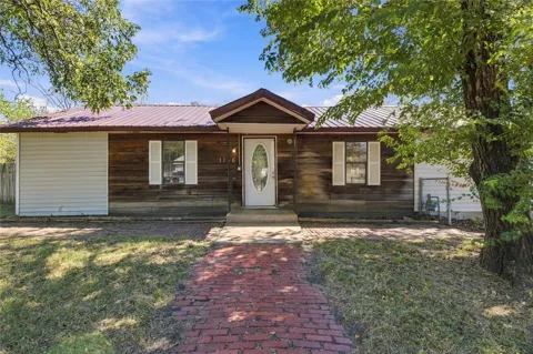 1136 S Maple