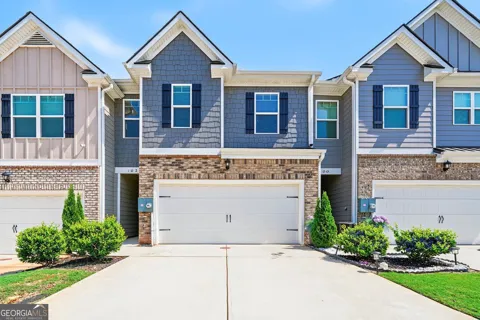 102 Hampton CIR