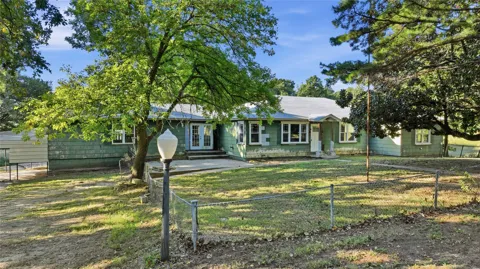 1120 E Leroy Road