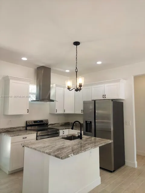 2908 W 52 st W