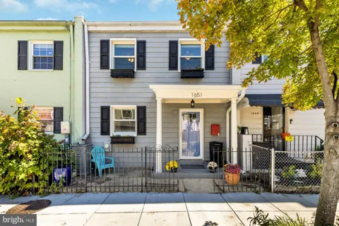 1651 11TH PLACE NE