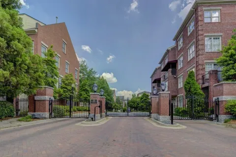 1735 PEACHTREE