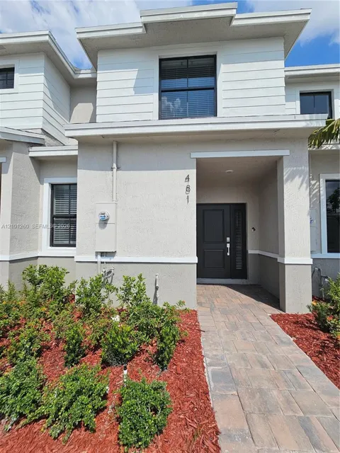481 NE 15th St