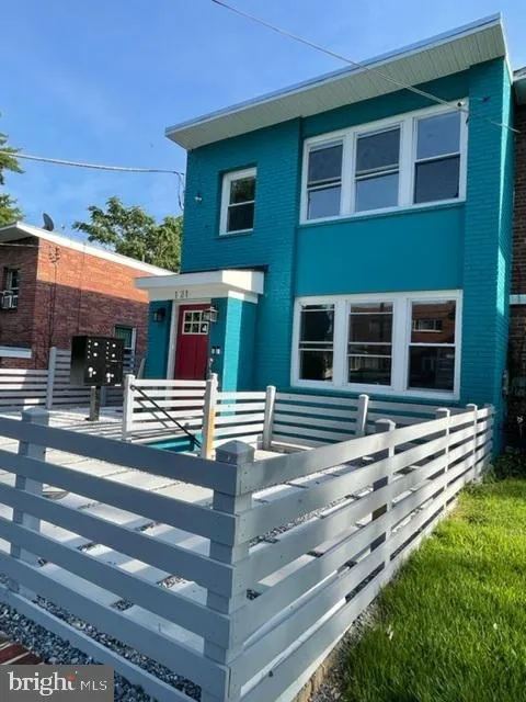 121 VICTOR STREET NE