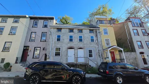 4437 SILVERWOOD STREET