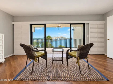 944 S Peninsula Drive