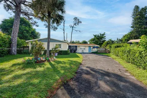 851 Caroline Cir