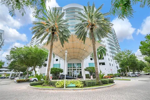 7900 Harbor Island Dr #923
