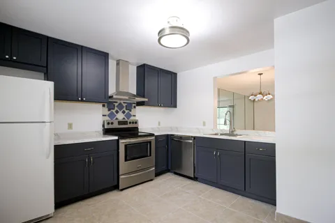 105 Lakeview Drive E