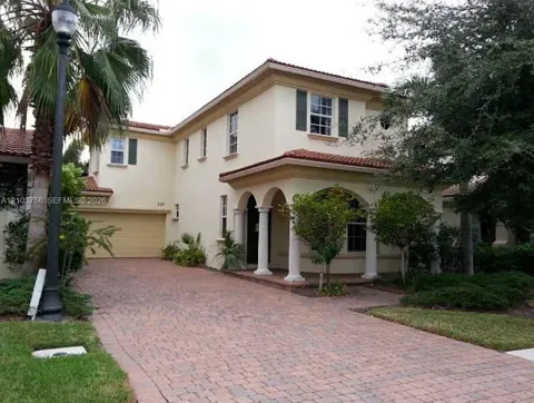 735 Duchess Ct