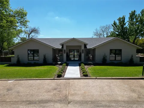 2200 Cloverleaf Place