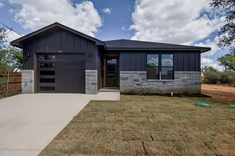126 W Maple Drive