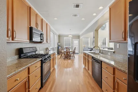 2913 Oakwood Drive