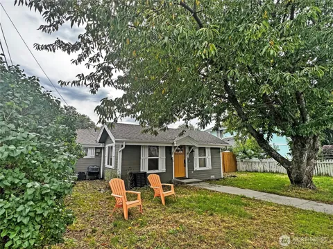 102 E Manitoba Avenue
