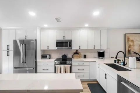 28 SOUTHPORT LANE #B