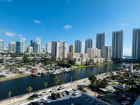 500 BAYVIEW DRIVE #925