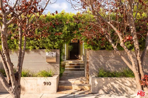 910 Superba Avenue