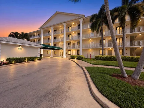 6133 BALBOA #405