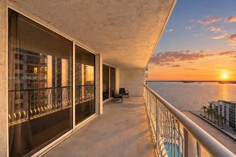 1200 Brickell Bay Dr #1907