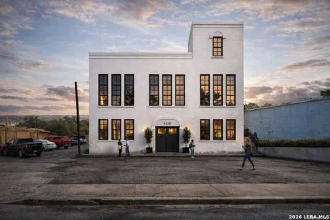 1426 S NEW BRAUNFELS AVE