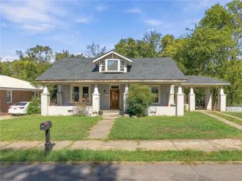 402 Stonewall Street NE